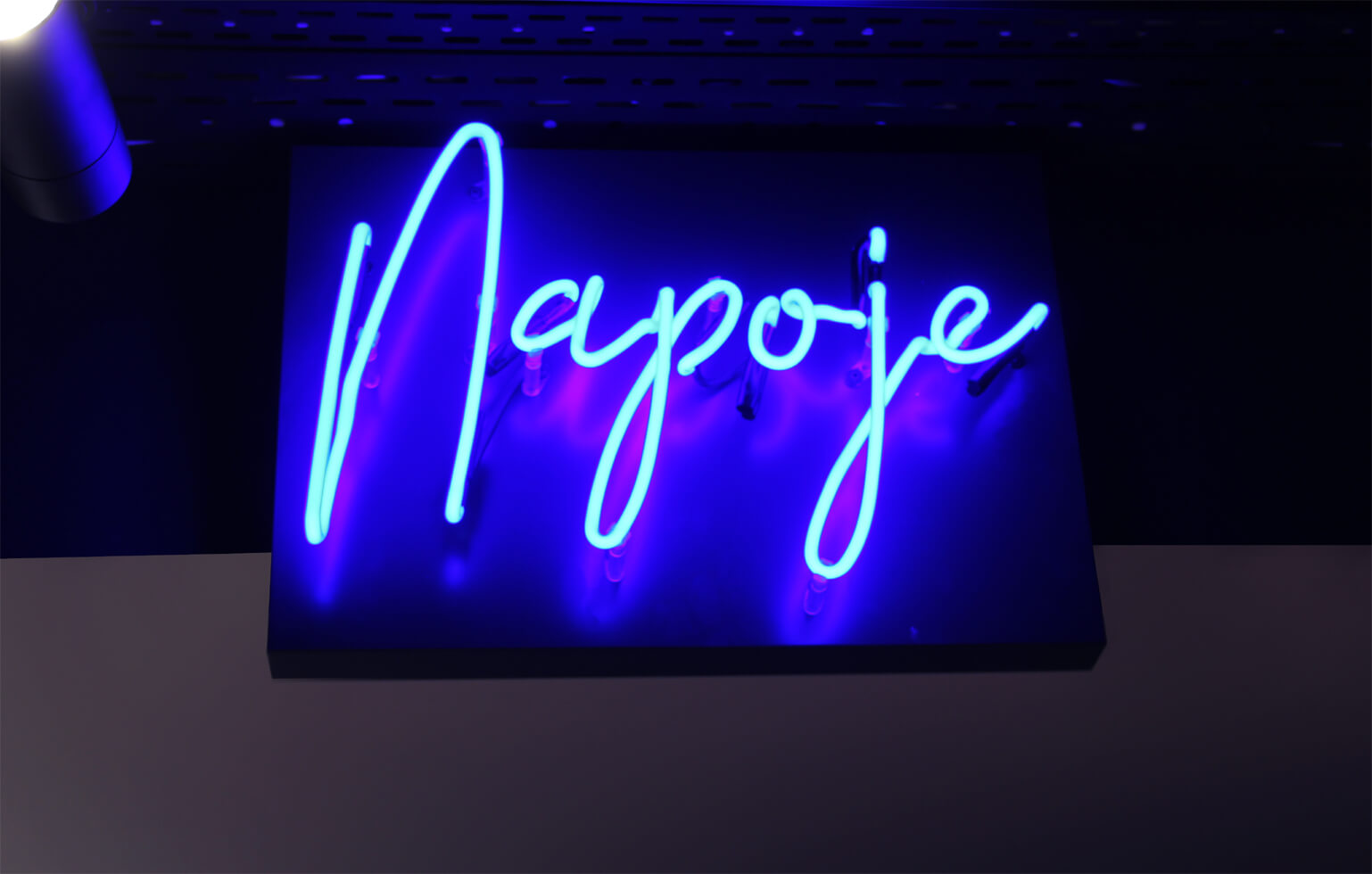 neon-napoje-neon-warszawa-czcionka-pisana-neon-odręcznie-pisany-dmuchane-szkło-neon-pisany-ręcznie (3)